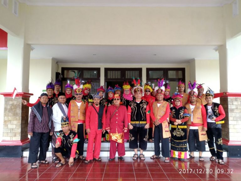 PASUKAN KARNAVAL PAWAI BUDAYA BAPPELITBANGDA PURBALINGGA “PELANGI NUSANTARA”